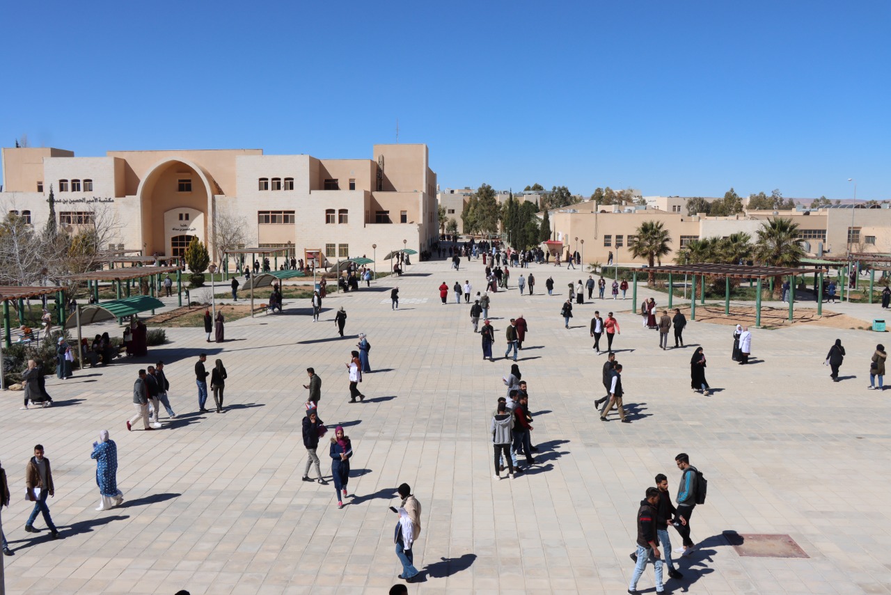 وقف كافة الفعاليات المتعلقة بدفاتر الخريجين في الحرم الجامعي والاستعاضة عنها بالدفاتر الألكترونية اعتبارا من الفصل الدراسي الثاني من العام الجامعي ٢٠٢٢/ ٢٠٢٣.  